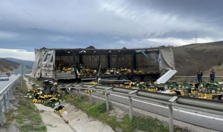 Kazada bira şişeleri yola saçıldı, yol araç trafiğine kapandı