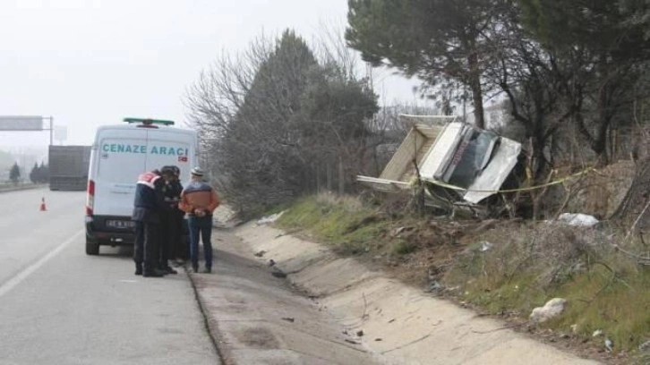 Kazaya müdahale edenlere kamyonet çarptı: 1 ölü, 1'i polis 3 yaralı