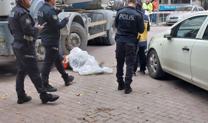 Kedilere yem vermek için çıktığı sokakta beton mikseri altında kaldı