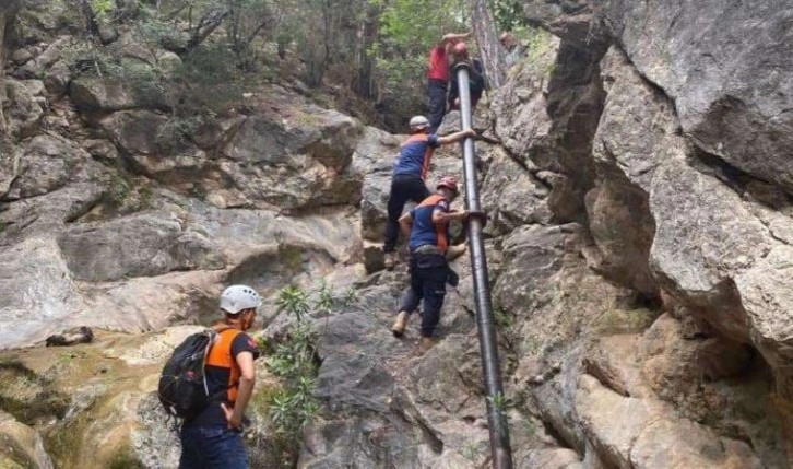 Kelebekler Vadisi'nde mahsur kalan 2 kişiyi JAK Timi kurtardı