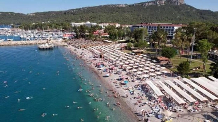 Kemer, bayramda nüfusunun 4 katını ağırladı