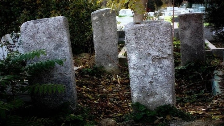 Kendisini başka kadınla aldatırken ölen eşinden intikamını, mezar taşına yazdırdığı notla aldı