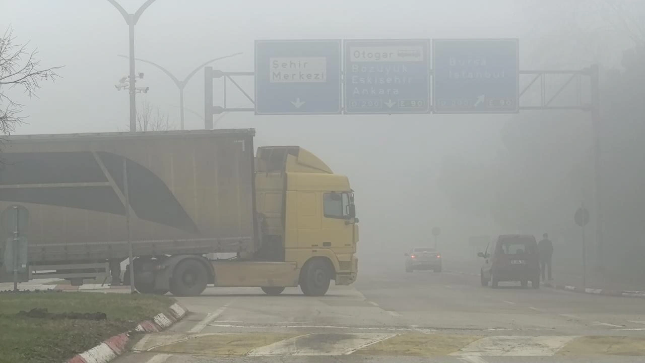 Kenti adeta bulutlar kapladı! Görüş mesafesi 20 metreye kadar düştü