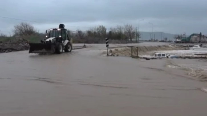 Kepez deresindeki taşkın devam ediyor, sahil yolu trafiğe kapalı