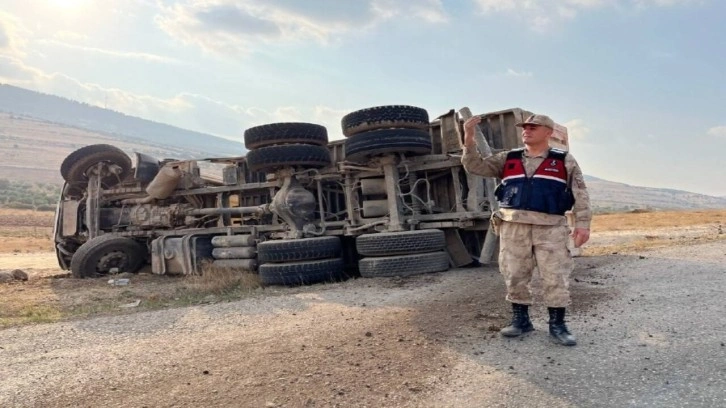 Kilis’te kum yüklü kamyon devrildi, 1 kişi yaralandı