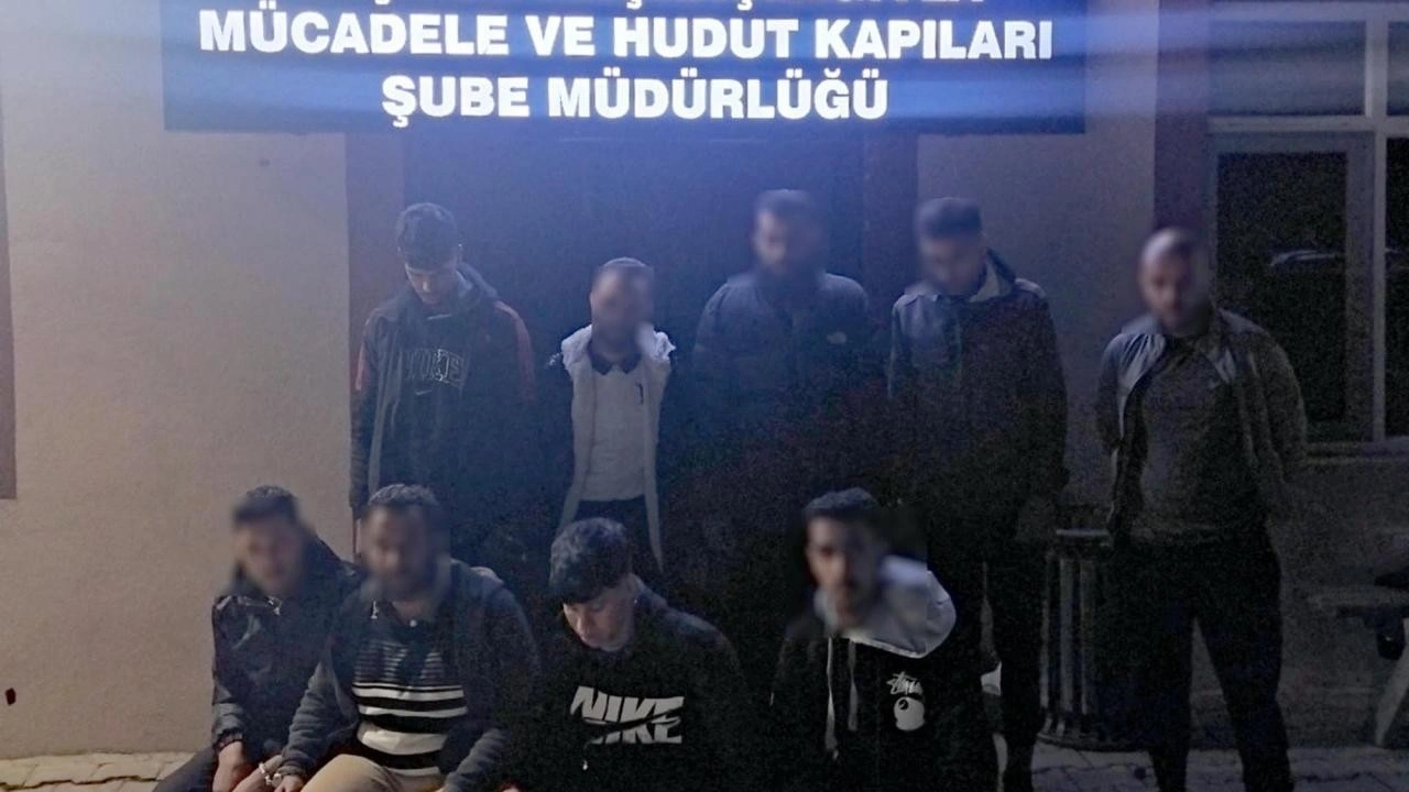 Kırklareli'de polisten kaçan araçta 9 kaçak göçmen yakalandı