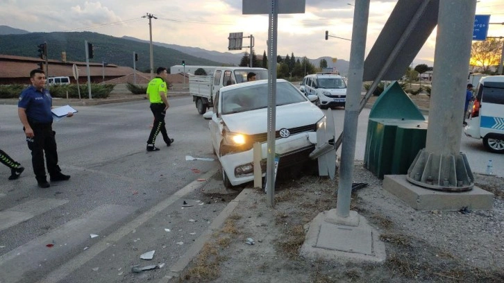 Kırmızı ışık ihlali yaptı! 2'si çocuk 4 kişi yaralandı