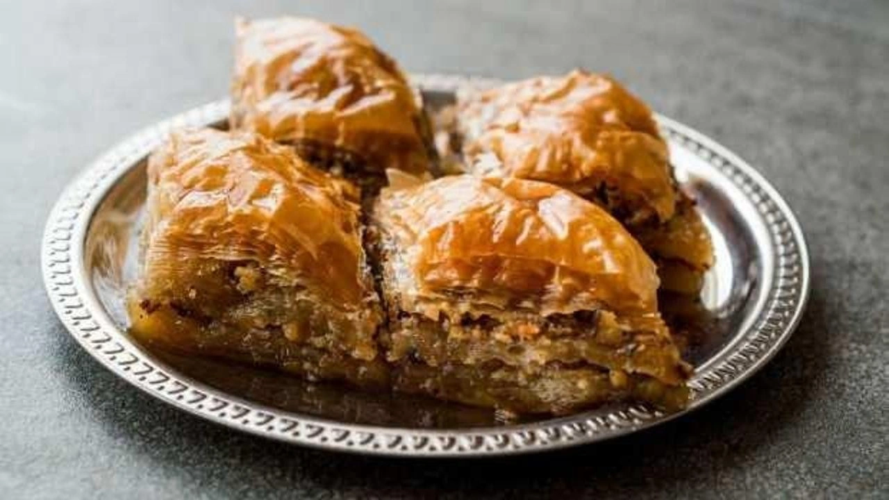 Kıyır kıyır ev baklavası tarifi: Kolay 1 tepsilik lezzet