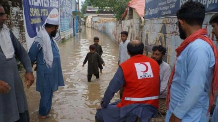 Kızılay’dan Pakistanlı selzedeler için acil insani yardım