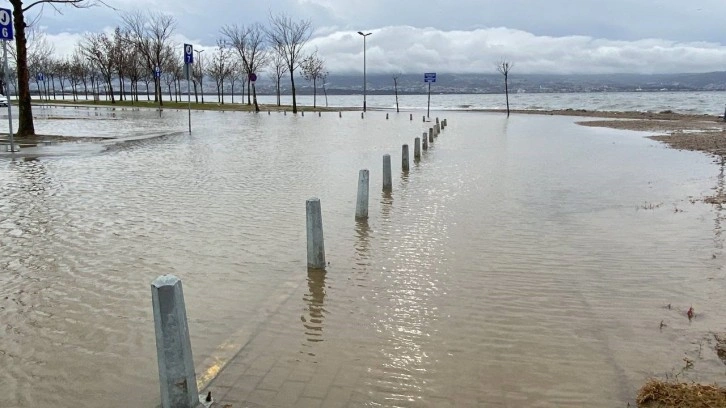 Kocaeli'de deniz taştı, sahil bandı suyla doldu