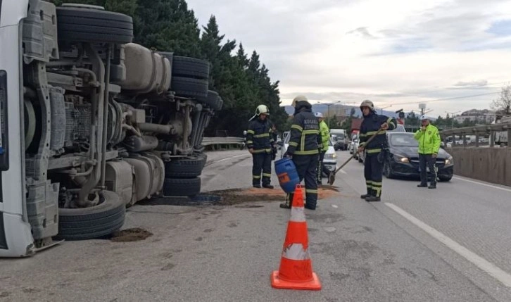 Kocaeli'de kurşun yüklü TIR devrildi: 1 yaralı