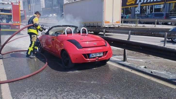 Kocaeli'de seyir halindeki otomobilde çıkan yangın söndürüldü