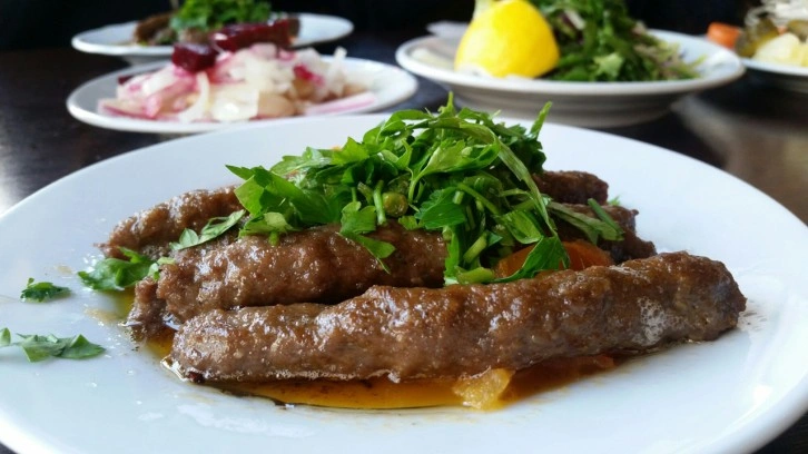 Köfte klişelerini bozan Tire şiş köfte tarifi sizi oturduğunuz yerden İzmir'e götürecek