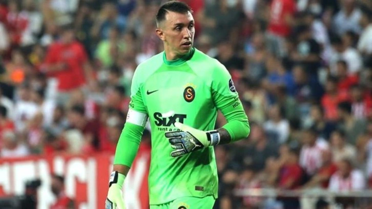 Koltuk değnekleriyle alana geldi! Fernando Muslera depremzedelere yardım çalışmalarına katıldı