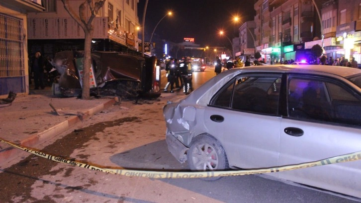 Kontrolden çıkan araç park halindeki otomobile çarparak devrildi