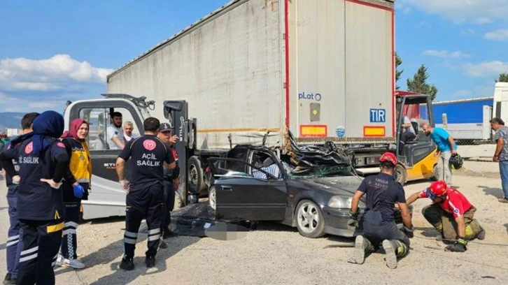 Kontrolden çıkan araç park halindeki tırın altına girdi: 2 ölü