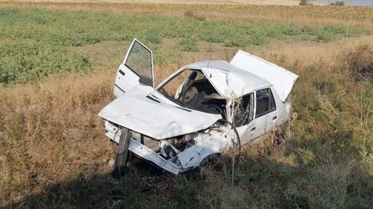 Kontrolden çıkan araç tarlaya uçtu! İçinde bulunan baba ve kızını ölüm ayırdı