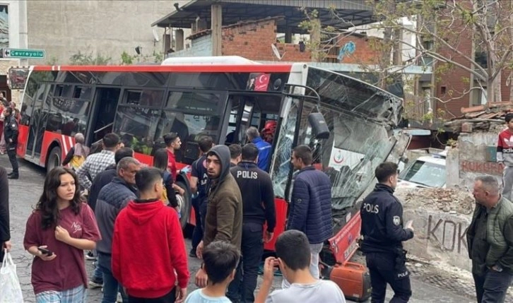 Kontrolden çıkan belediye otobüsü duvara çarptı: 10 yaralı