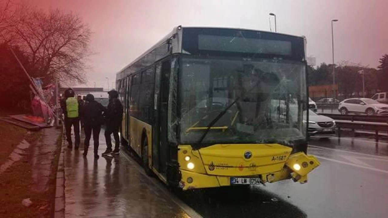 Kontrolden çıkan İETT otobüsü aydınlatma direği ile reklam panosuna çarptı