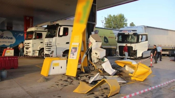 Kontrolden çıkan tır akaryakıt istasyonuna daldı, ortalık savaş alanına döndü