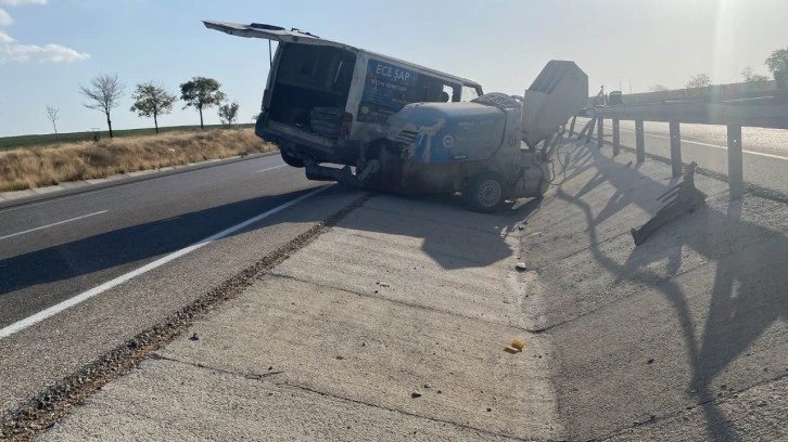 Konya'da arkasında tekerlekli beton makinesi bulunan minibüs bariyerlere çarptı