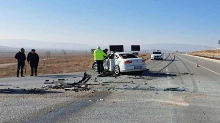 Konya'da feci kaza: Otomobil tıra çarptı!