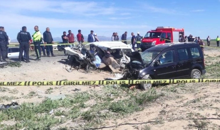 Konya'da feci kaza... Otomobille hafif ticari araç çarpıştı: 5 ölü, 2 yaralı