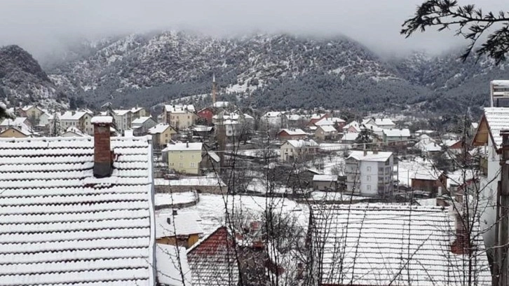 Konya'da kış yüzünü gösterdi, 3 ilçe bembeyaz oldu