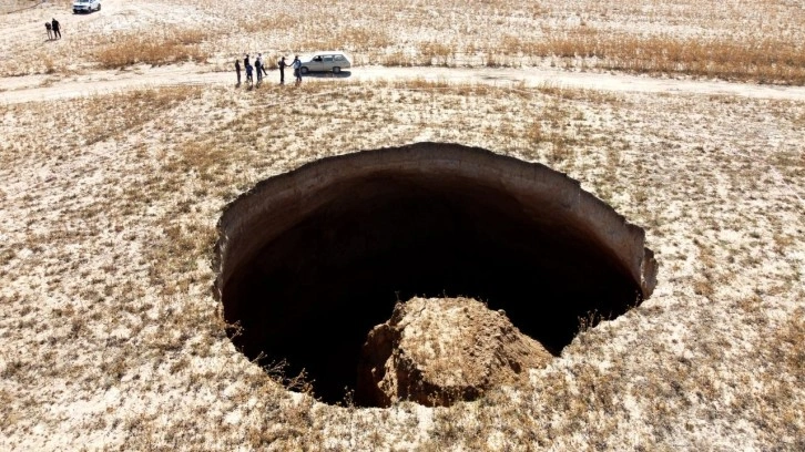 Konya'da oluştu! Tam 40 metre çapında, 70 metre derinliğinde...