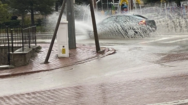 Konya'da şiddetli rüzgar beton elektrik direğini devirdi