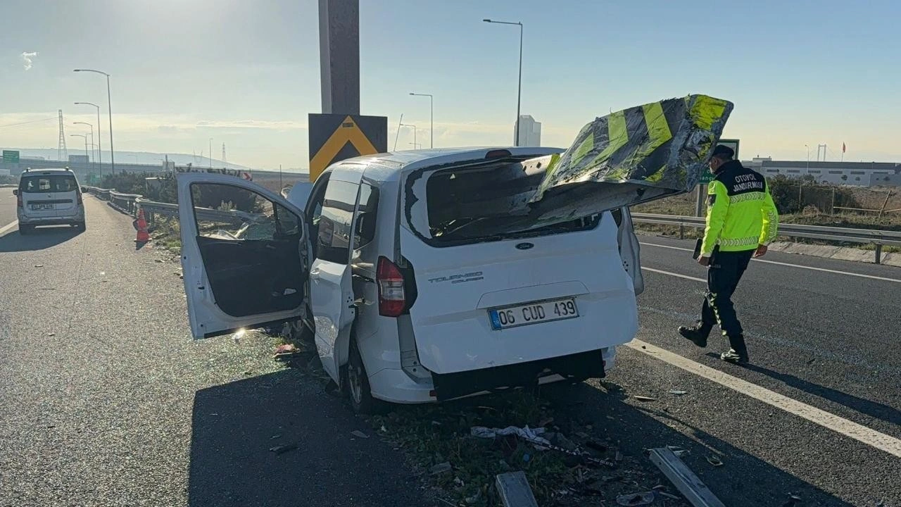 Korkunç kaza: Otomobil bariyerlere saplandı