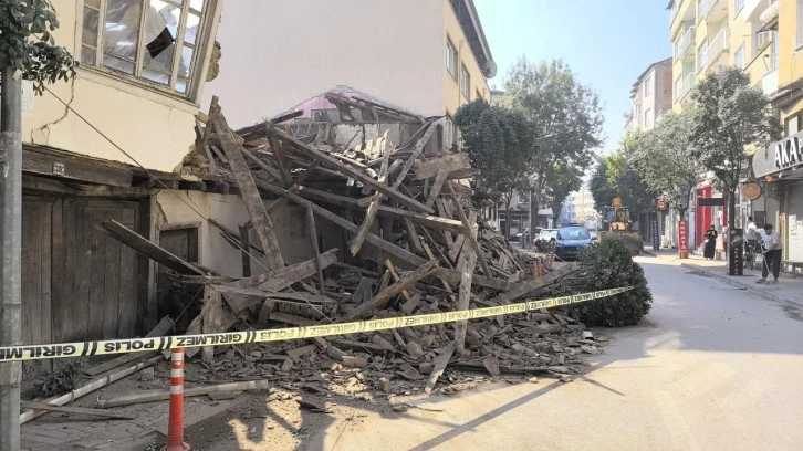 Korkutan anlar: 2 katlı metruk bina çöktü!