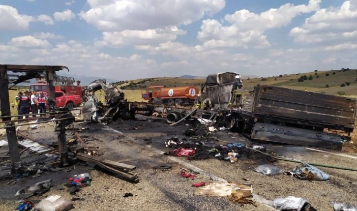 Korkuteli'nde TIR ile kamyonet çarpıştı: 3 kişi hayatını kaybetti