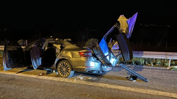 Koruma polislere TIR'a arkadan çarptı! Feci kazada 1 polis şehit oldu 2 polis yaralandı