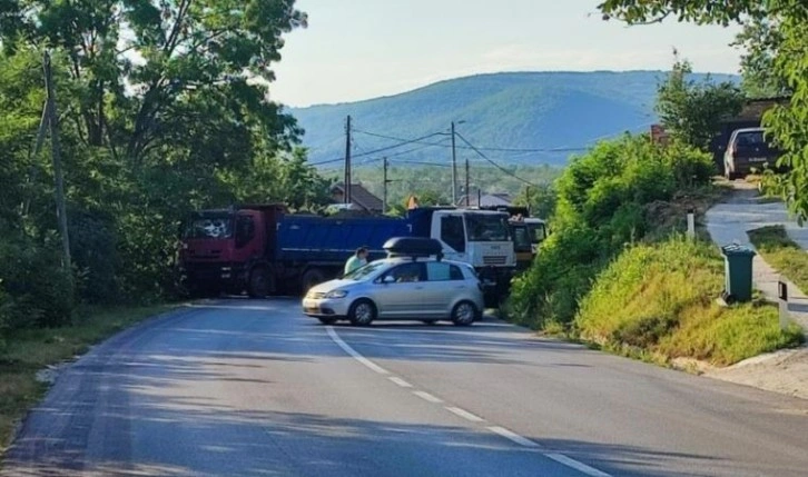 Kosova’da tansiyon düştü: Sırplar kurdukları barikatları kaldırıyor