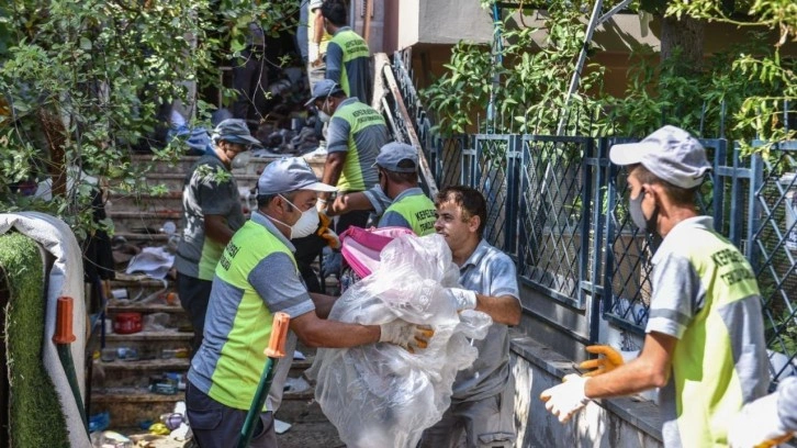 Kötü koku yayılan apartmandan 6 kamyon çöp çıktı