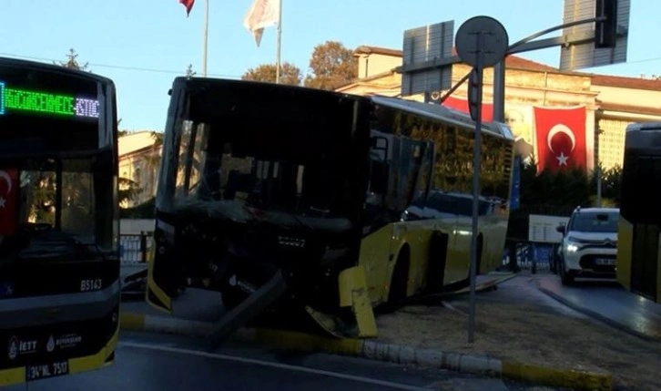 Küçükçekmece'de İETT otobüsü yoldan çıktı: Bariyere ve yön levhalarına çarptı