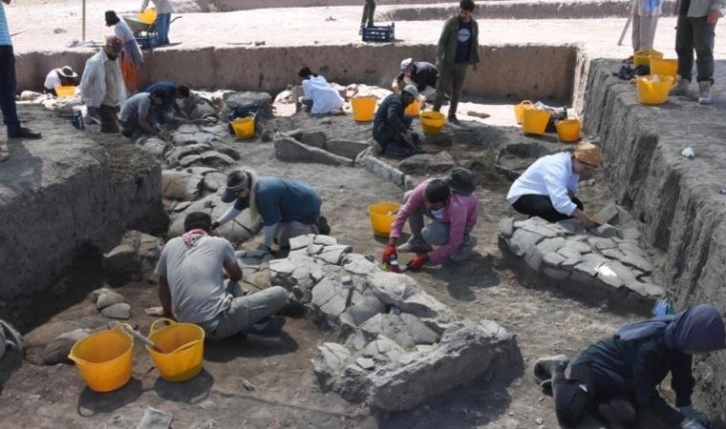 Küllüoba Höyüğü'nde 100'den fazla mezar bulundu