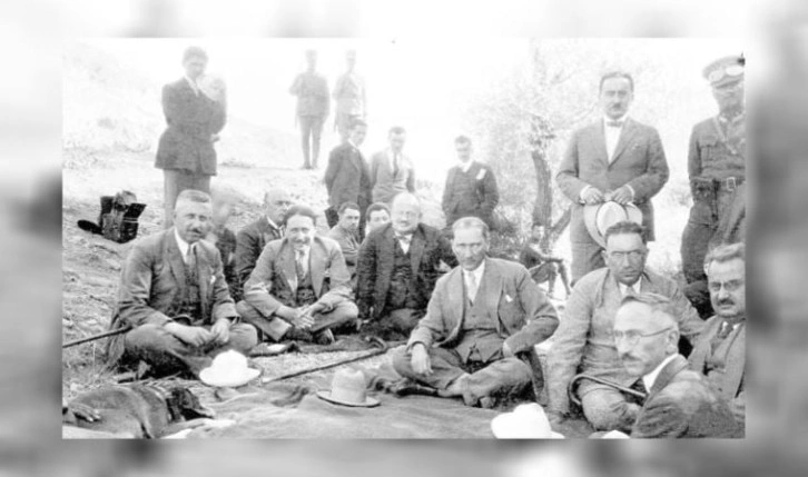 Kurtuluş Savaşı'nın iki sembol ismi Reşit Galip ile Rifat Börekçi ölüm y��ldönümlerinde anıldı