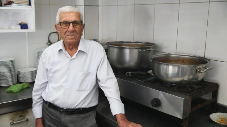 Kuru fasulyeci 97 yaşındaki "Hüseyin Amca" 65 yıldır tezgahından ayrılamıyor