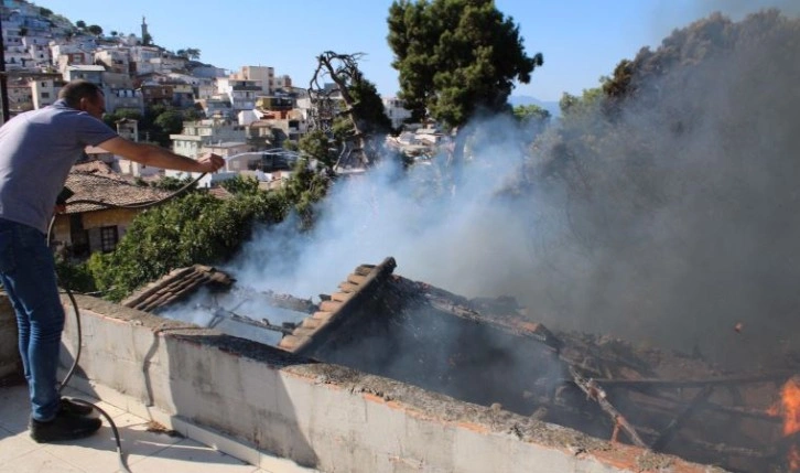 Kuşadası'da tarihi Mavi Köşk yangında küle döndü