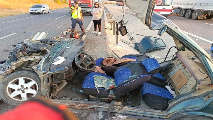 Kütahya'da feci kaza! Bariyerlere çarpan otomobil hurdaya döndü: 3 yaralı