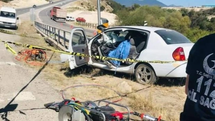 Kütahya'da feci kaza: Otomobil bariyerlere çarptı, 1 kişi öldü!