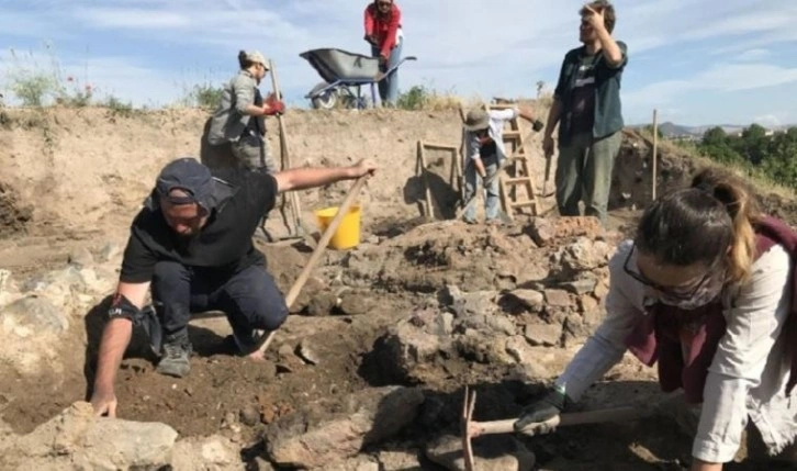 Kütahya'nın kalbini kazdıkça 8 bin yıllık tarihi aydınlatıyorlar