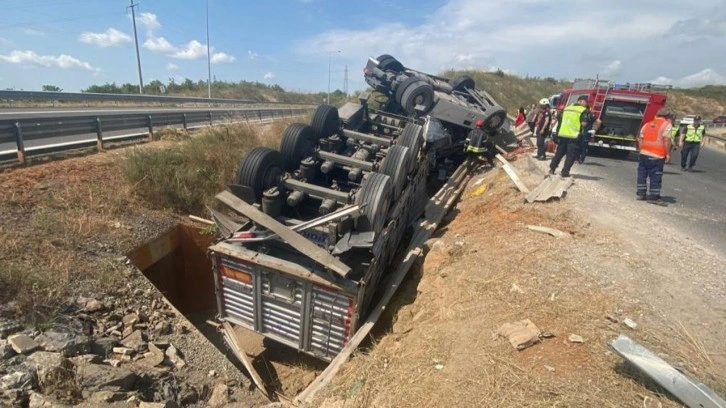 Kuzey Marmara Otoyolu’nda tır devrildi: 1 ölü