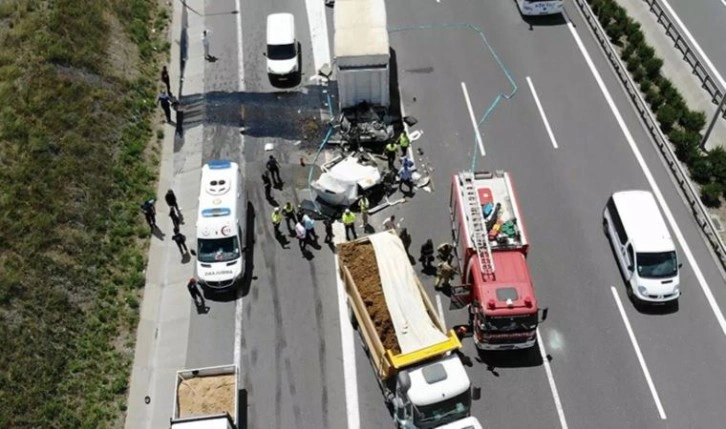 Kuzey Marmara Otoyolu'ndaki feci kazada kamyon ikiye bölündü: 1 ölü