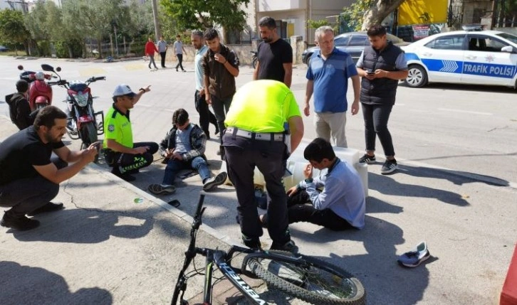 Lise öğrencisi motosikletle bisikletli öğrenciye çarptı: 3 yaralı