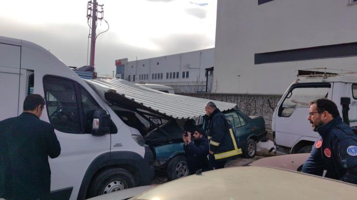 Lodosta uçan fabrika çatısı yediemin otoparkına düştü!