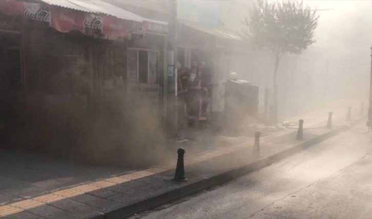 Lokantada yangın çıktı, 3 işyerine sıçradı