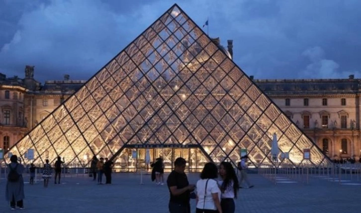 Louvre Müzesi piramidi enerji tasarrufu için erken karartıldı